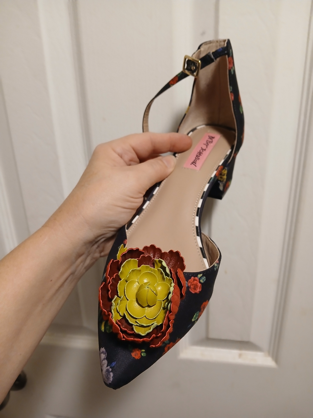 Betsey Johnson Black Floral Pointed-Toe Ankle-Strap Flats Yellow Flower Sz.8M - Picture 8 of 8